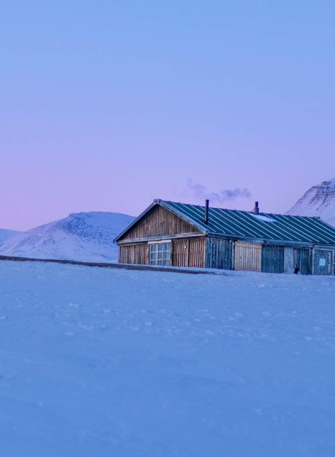 Easter evening at Skottehytta, Billefjorden, Svalbard